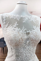 Graceful Long A-line Jewel Tulle Wedding Dresses With Lace Appliques