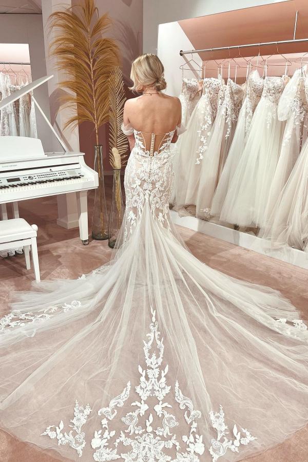 Elegant Off the Shoulder Sweetheart Tulle Lace Appliques Long Wedding Dress with Train