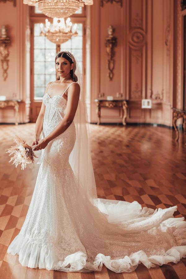 Long Mermaid Spaghetti Straps Sleeveless Lace Wedding Dress with Court Train