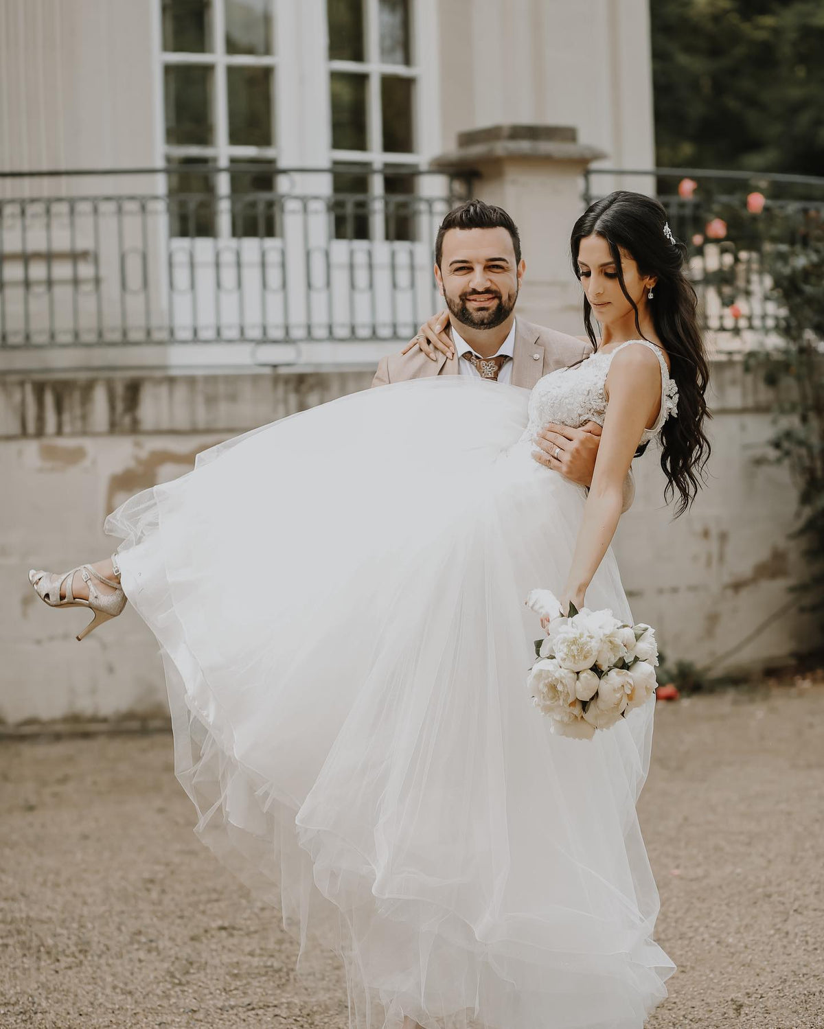 Elegant White A-line V-Neck Tulle Lace Long Wedding Dress with Appliques