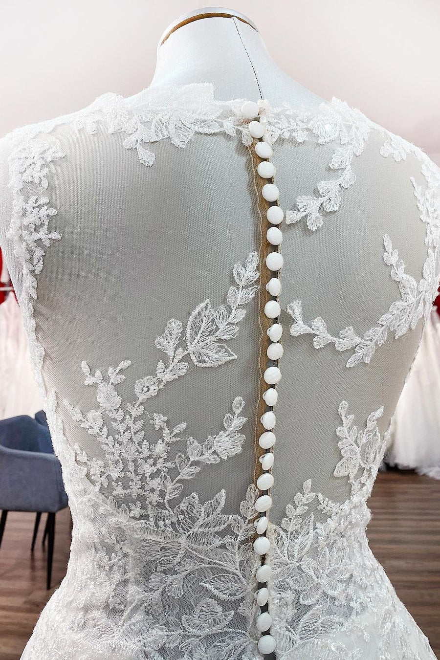 Graceful Long A-line Jewel Tulle Wedding Dresses With Lace Appliques