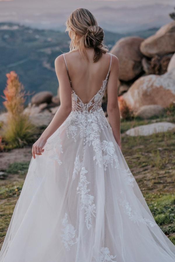 Long Backless Spaghetti Straps V-Neck A-Line Tulle Appliques Lace Wedding Dress