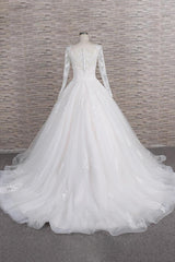 Elegant Long A-line Appliques Lace Tulle Wedding Dress with Sleeves
