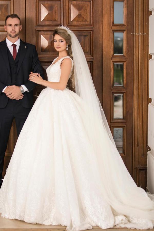 Gorgeous Long Ball Gown V-neck Tulle Lace Wedding Dress