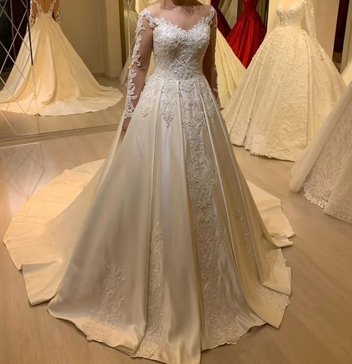 Elegant Long A-Line Sweetheart Appliques Lace Satin Wedding Dress with Long Sleeve