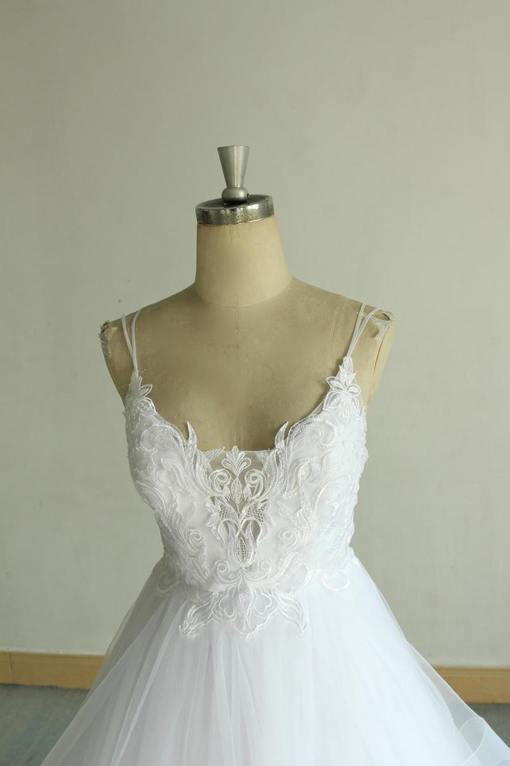 Chic Long A-line Strap Spaghetti Appliques Tulle Wedding Dress