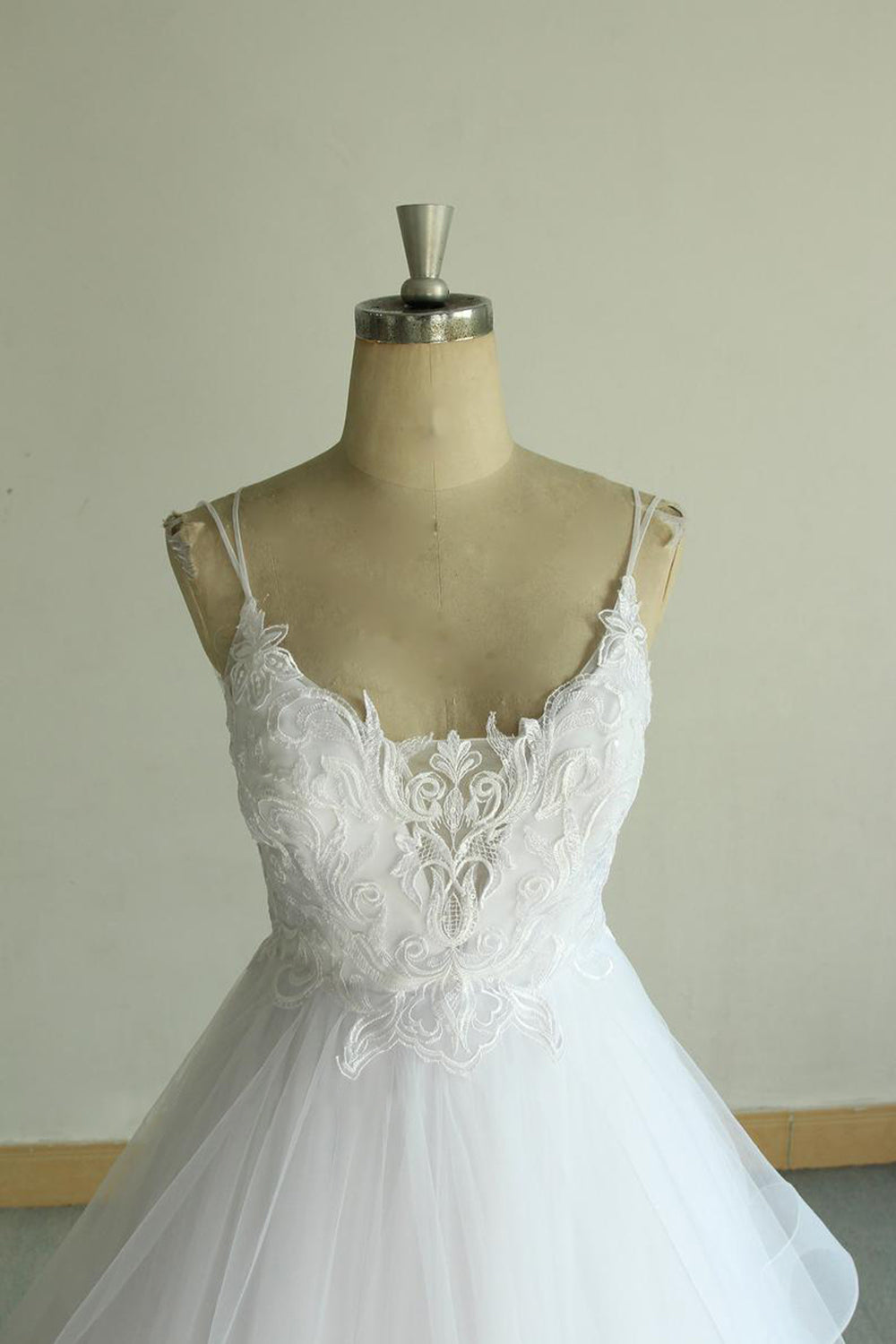 Chic Long A-line Strap Spaghetti Appliques Tulle Wedding Dress