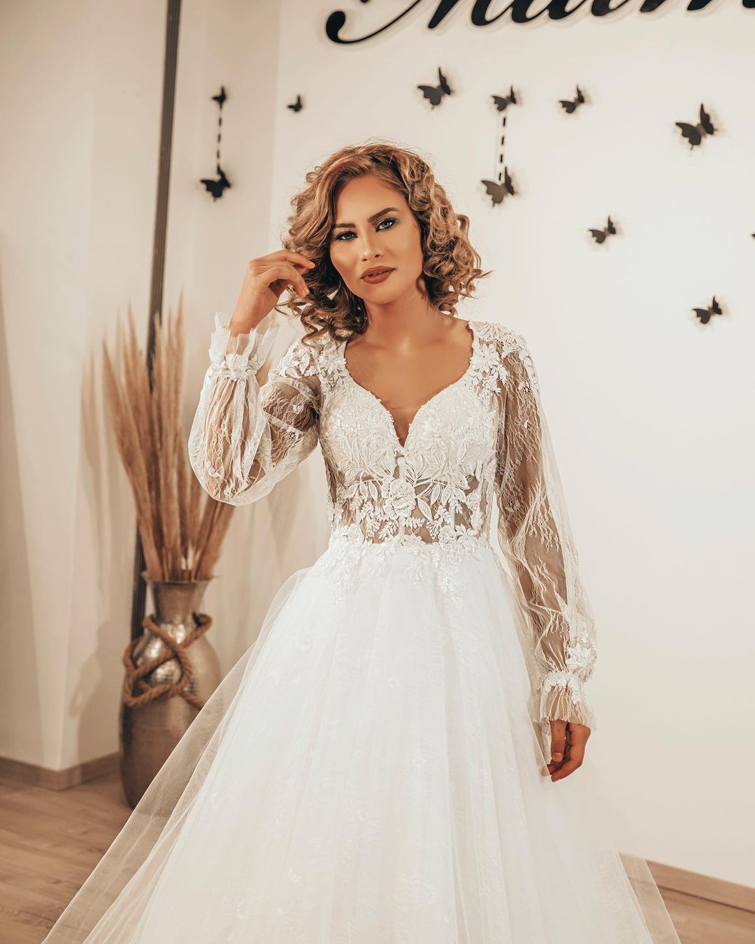 Elegant A-Line Sweetheart Long Sleeve Appliques Lace Tulle Wedding Dress