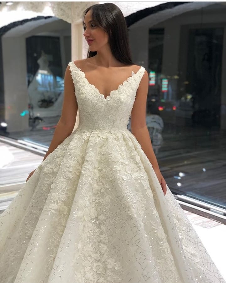 Vintage Long A-Line V-neck Appliques Lace Floor Length Wedding Dress