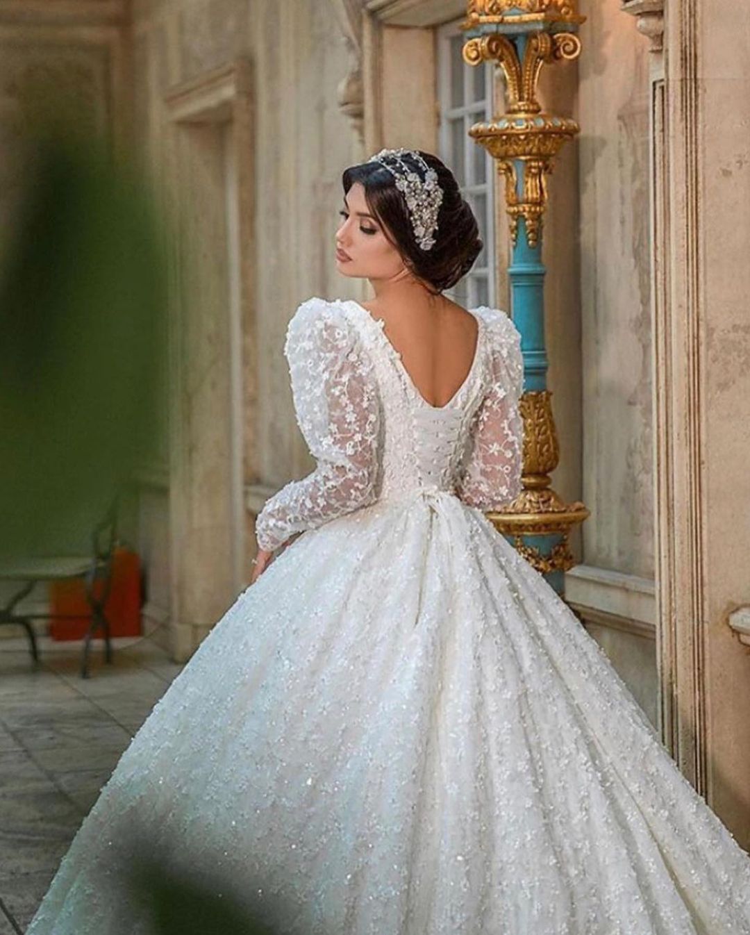 Gorgeous A-Line Deep V-neck Appliques Lace Long Sleeve Train Wedding Dress