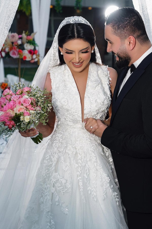Gorgeous Long A-line V-neck Tulle Sleeveless Lace Wedding Dresses