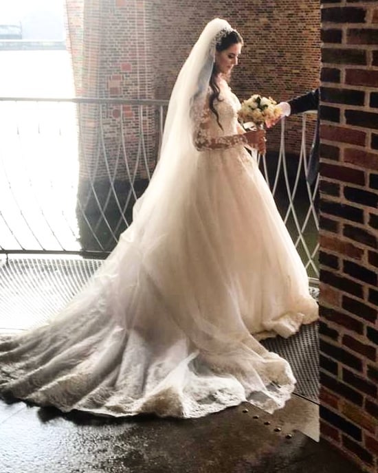 Elegant Long Sleeve Sweetheart Appliques Lace Floor Length Tulle A-line Wedding Dress