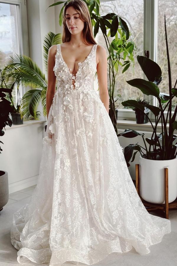 Elegant Long A-line V-neck Tulle Lace Sleeveless Backless Wedding Dress