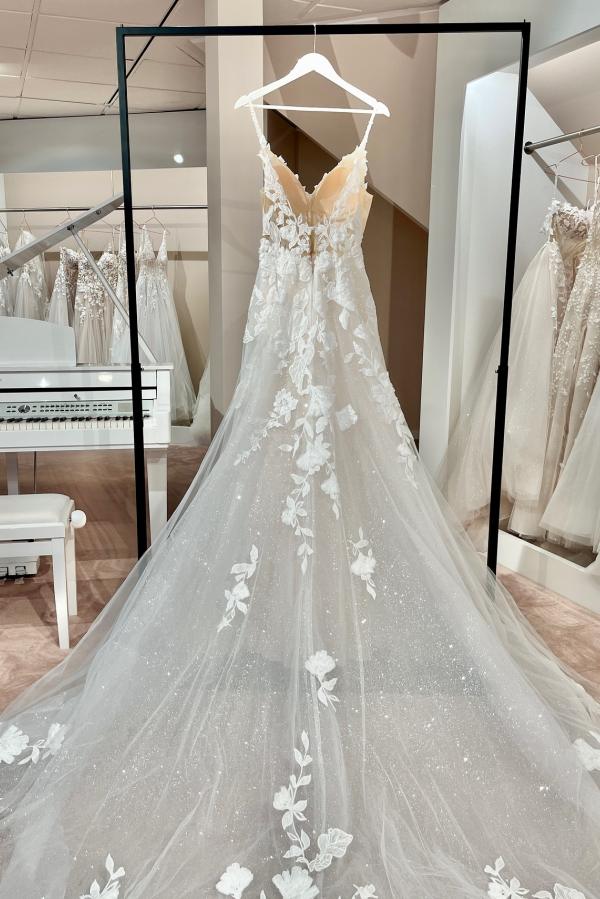 Long A-line Spaghetti Straps Open Back V-Neck Tulle Appliques Lace Wedding Dress