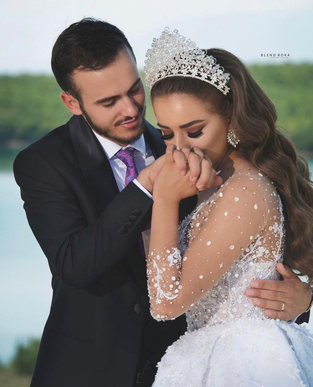 Luxury Long Ball Gown Sweetheart Beads Glitter Wedding Dress with Sleeves