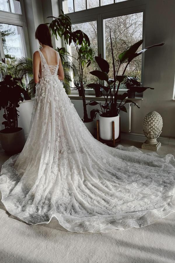 Elegant Long A-line V-neck Tulle Lace Sleeveless Backless Wedding Dress