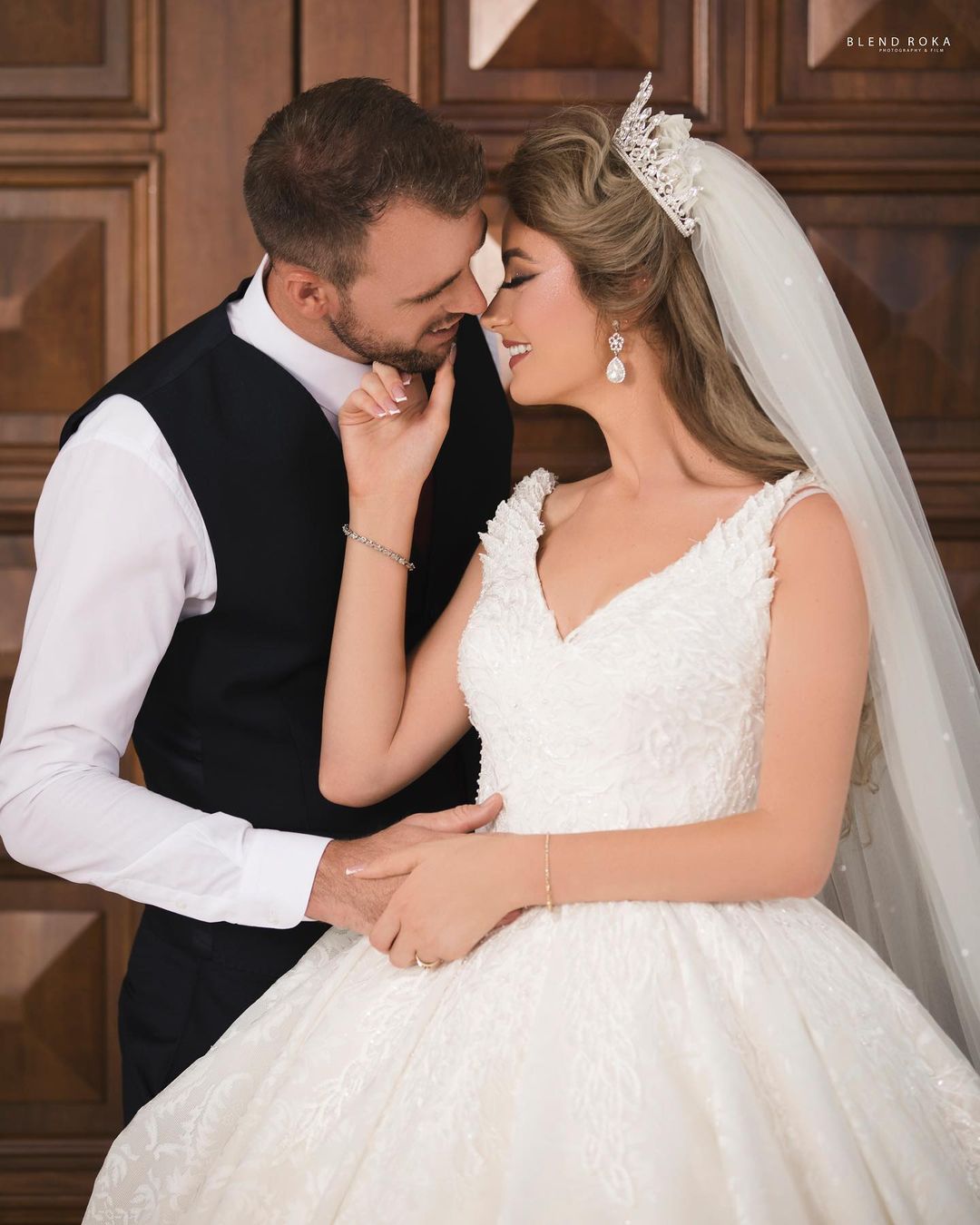 Gorgeous Long Ball Gown V-neck Tulle Lace Wedding Dress