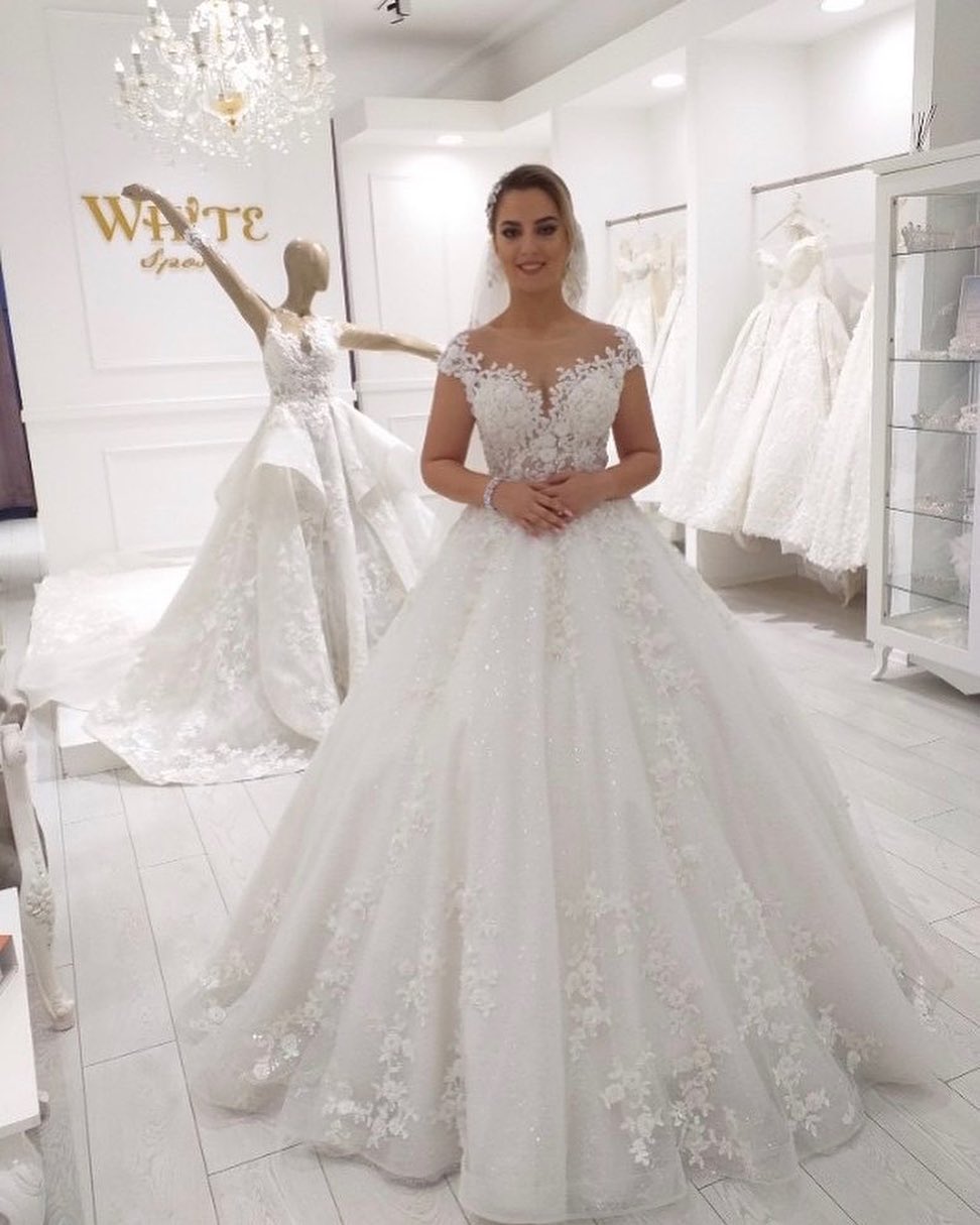 Elegant Long A-Line Crew Appliques Lace Ruffles Tulle Floor Length Wedding Dress