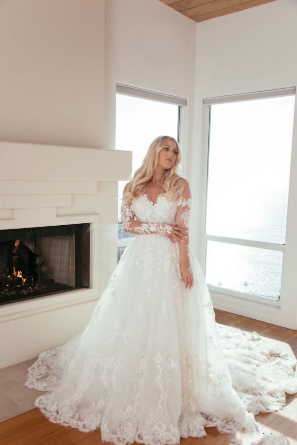White Long A-line Sweetheart Tulle Lace Long Sleeves Wedding Dress with Train
