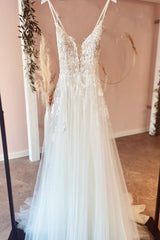 Beautiful Long Tulle A-line Backless Wedding Dresses with Appliques Lace