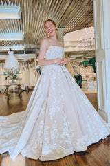 Elegant Long A-line Strapless Tulle Lace Backless Wedding Dress