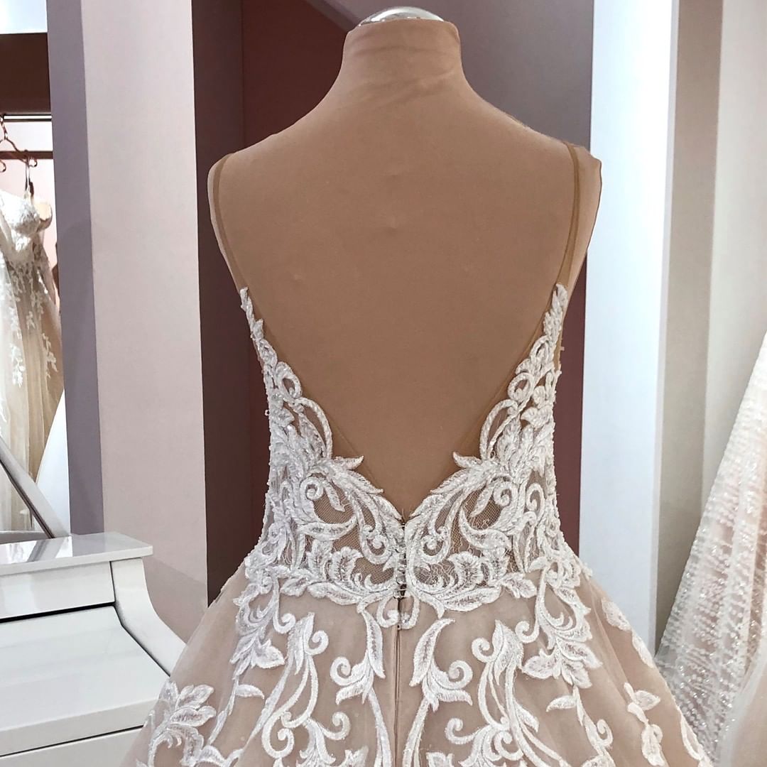 Vintage Long A-Line V-neck Spaghetti Straps Backless Appliques Lace Tulle Wedding Dress