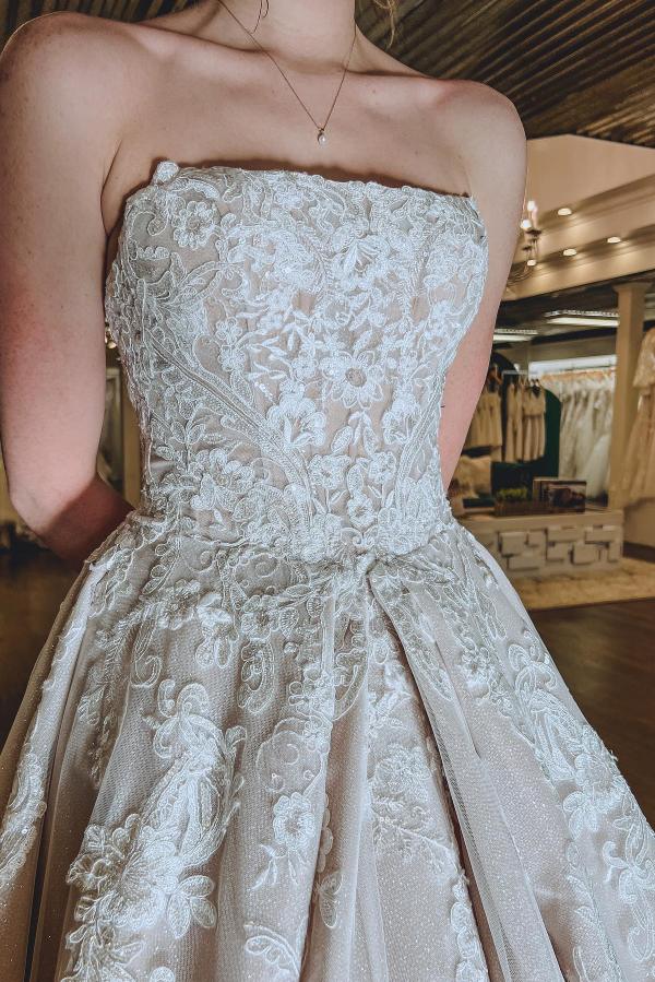 Elegant Long A-line Strapless Tulle Lace Backless Wedding Dress