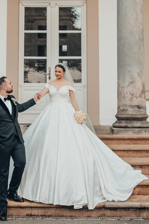 Elegant Long Ball Gown Off the Shoulder Satin Lace Ivory Wedding Dresses