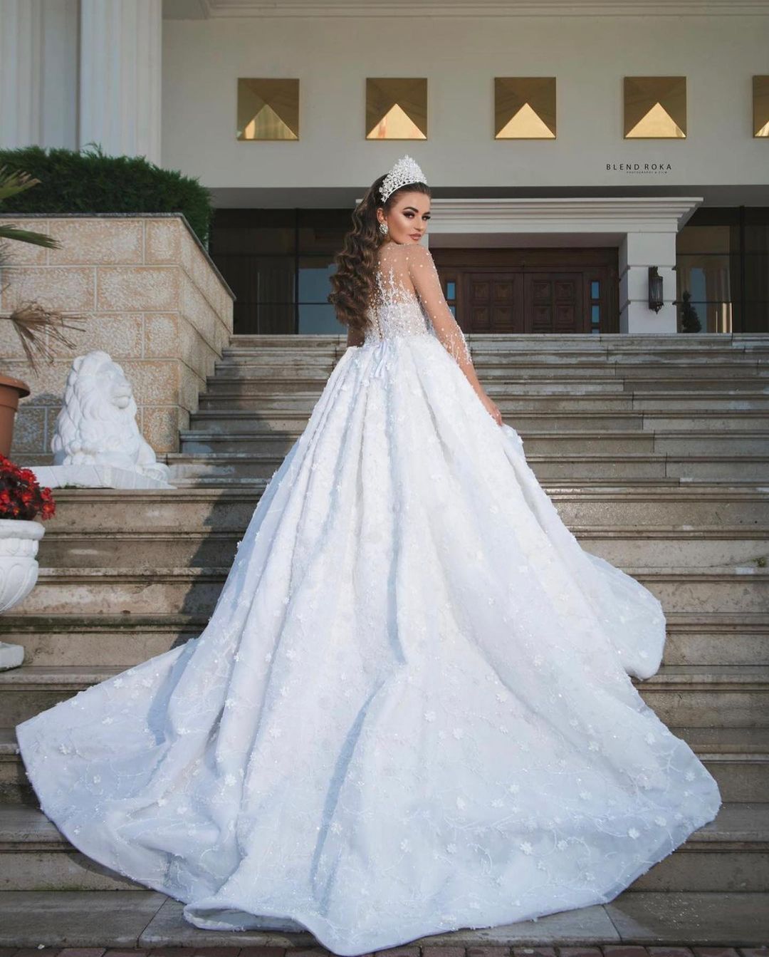 Luxury Long Ball Gown Sweetheart Beads Glitter Wedding Dress with Sleeves