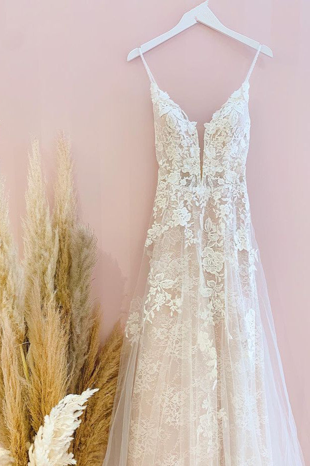 Stunning Long Spaghetti Straps A-Line Tulle Wedding Dress With Appliques Lace