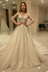 Elegant Long A-line Sweetheart Lace Appliques Wedding Dress with Sleeves