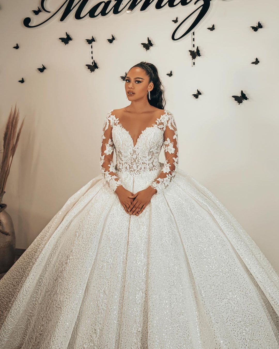 Gorgeous Long Ball Gown Sweetheart Appliques Lace Sequins Ruffles Wedding Dress with Long Sleeve