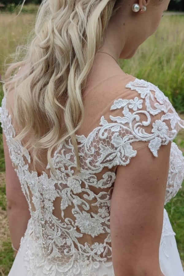 Elegant Long A-line Chiffon Sleeveless Wedding Dress with Appliques Lace