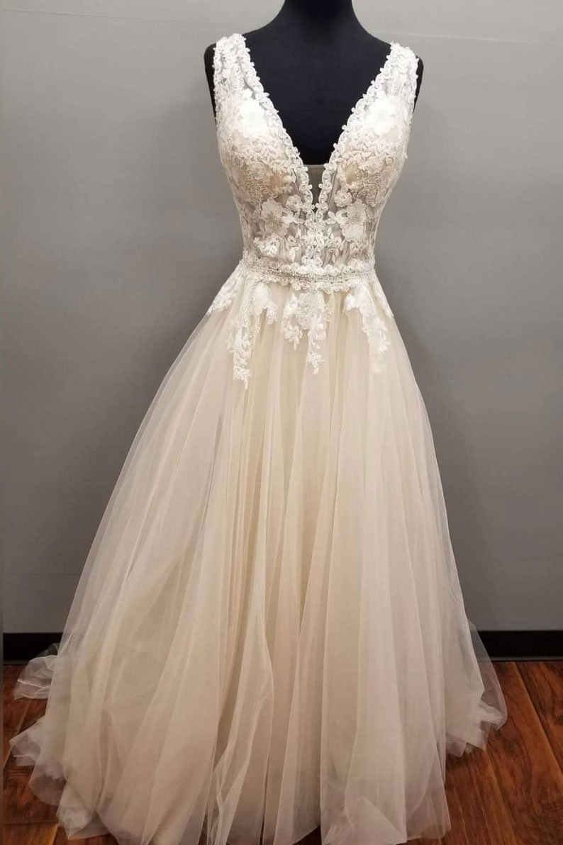 Elegant A-line Tulle V Neck Long Lace Wedding Dress