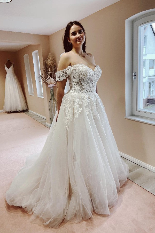 Plus Size Boho Long A-line off the Shoulder Lace-up Tulle Lace Wedding Dresses
