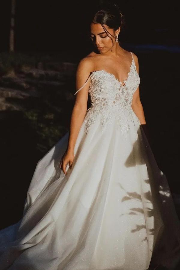 Elegant Long A-line V-neck Spaghetti Straps Tulle Lace Backless Wedding Dress