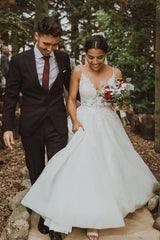 Elegant Long A-line V-neck Spaghetti Straps Tulle Lace Backless Wedding Dress
