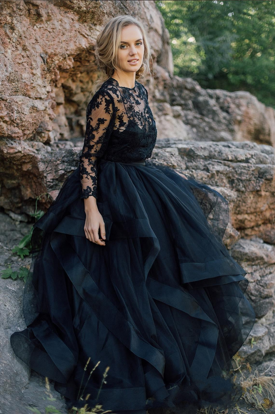 Vintage Balck A-Line Bateau Long Sleeve Appliques Lace Tulle Cascading Ruffles Wedding Dress