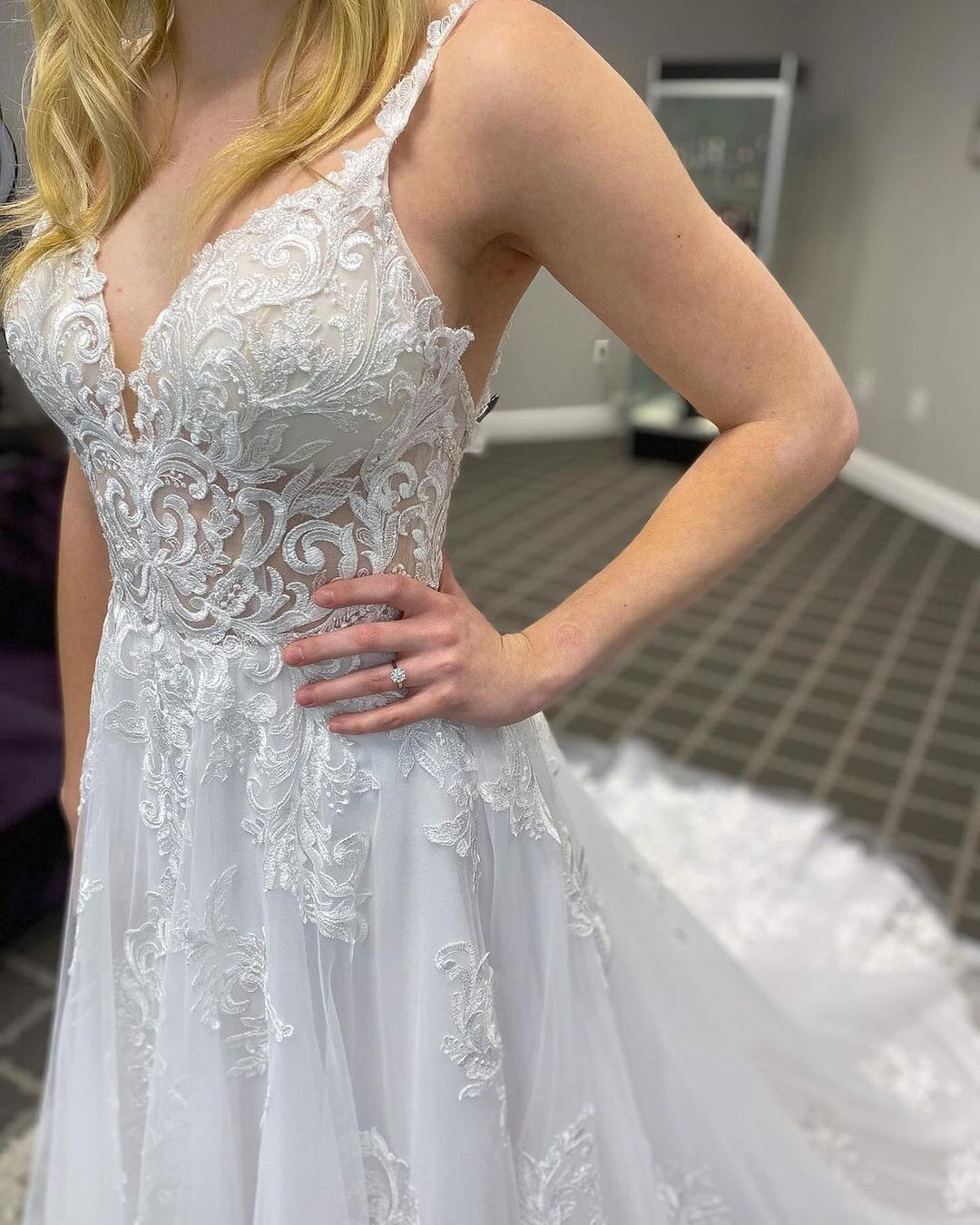 Elegant Long A-line Spaghetti Straps V-neck Appliques Lace Tulle Train Wedding Dress