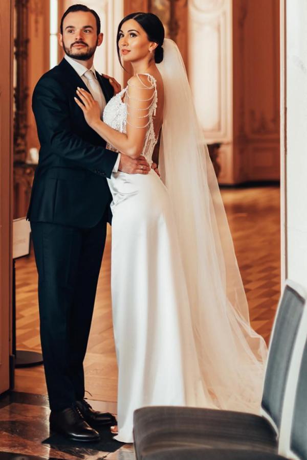 Elegant White Long Mermaid Sweetheart Satin Sleeveless Backless Wedding Dresses