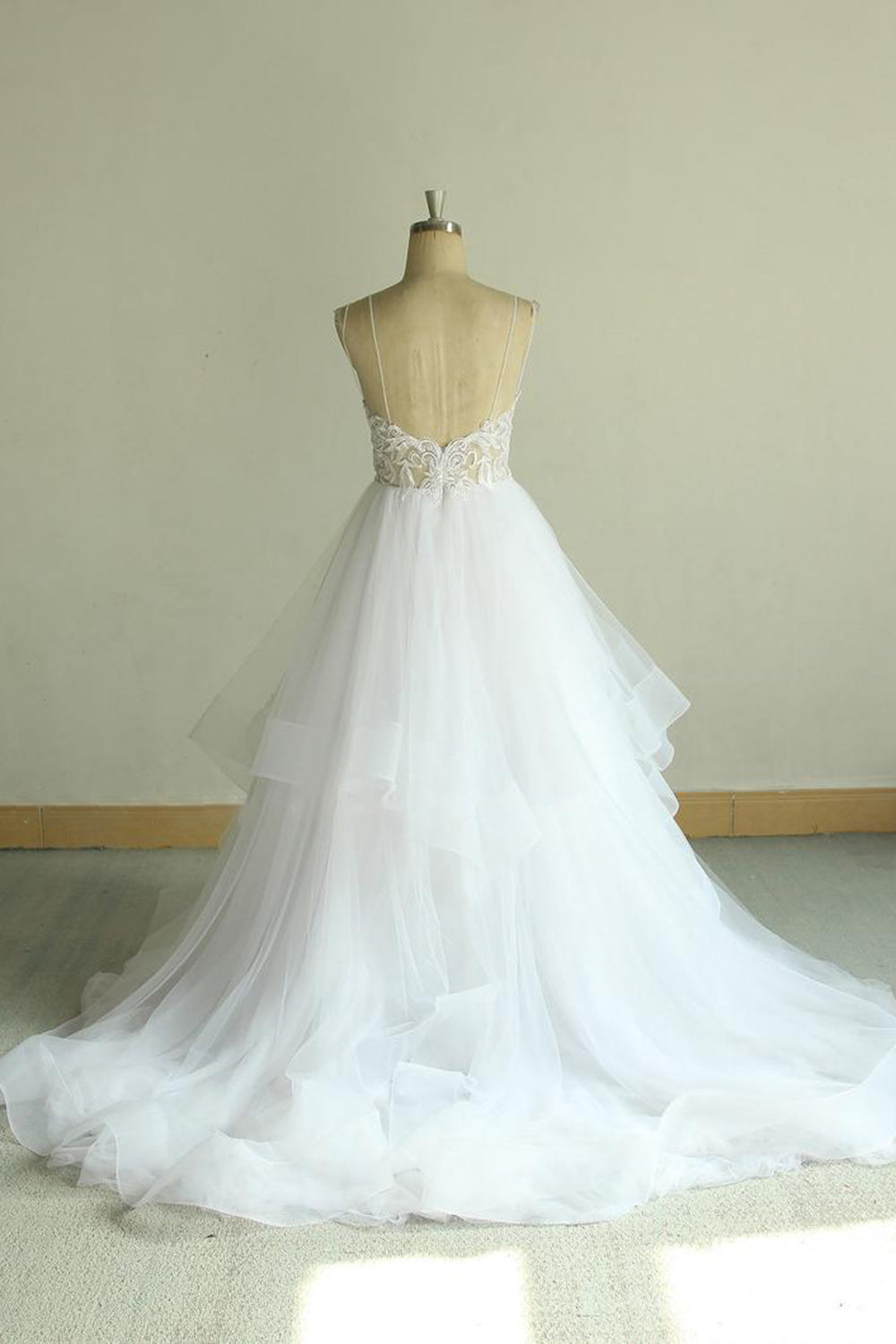 Chic Long A-line Strap Spaghetti Appliques Tulle Wedding Dress