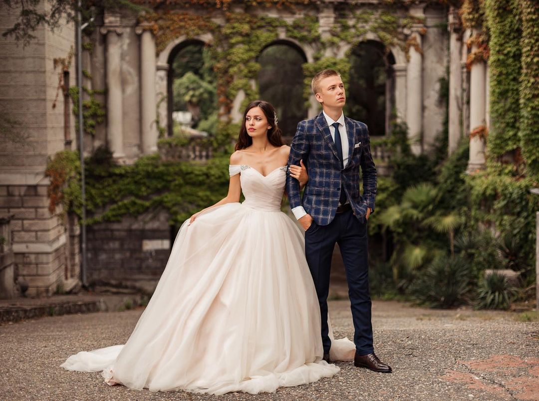 Beautiful Long Tulle Off the Shoulder A-line Wedding Dress with Chapel Train