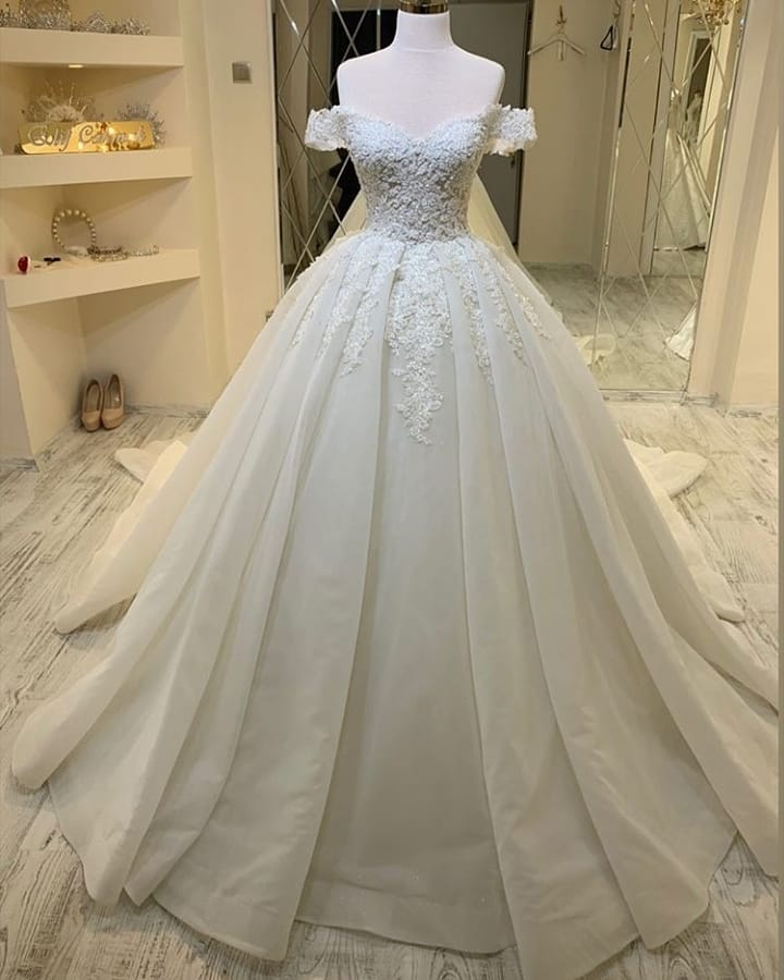 Elegant Long A-Line Sweetheart Off the Shoulder Appliques Lace Ruffles Wedding Dress