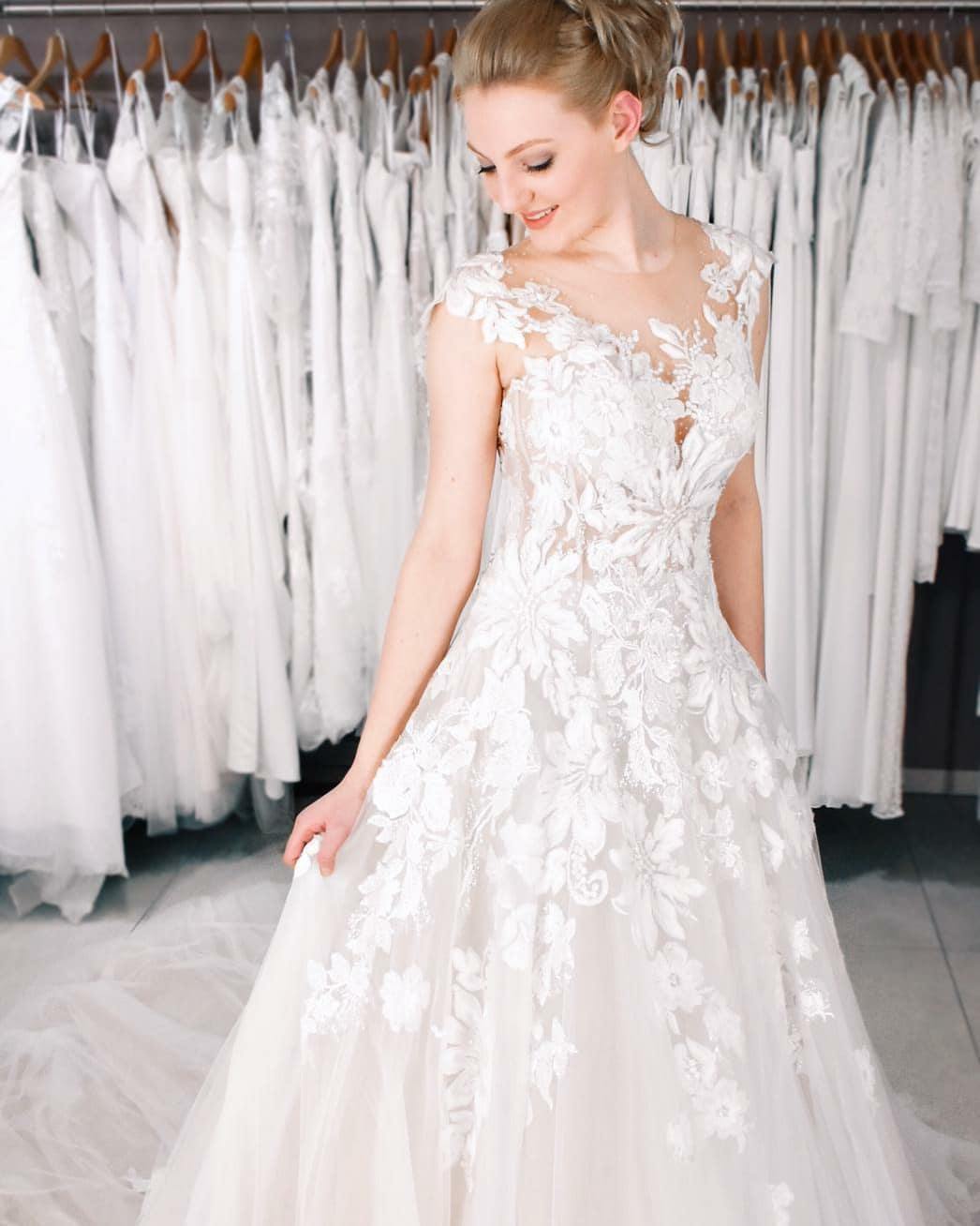 Beautiful Long A-Line Bateau Appliques Lace Floor Length Tulle Wedding Dress