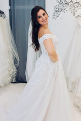 Long Off The Shoulder A-Line Tulle Appliques Lace Wedding Dress with Ruffles
