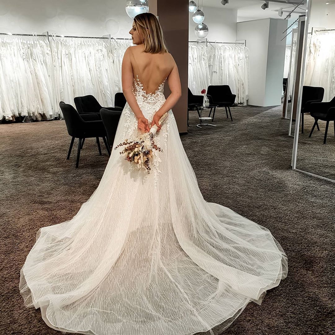 Gorgeous Long A-line V-neck Tulle Lace Floor Length Backless Wedding Dress