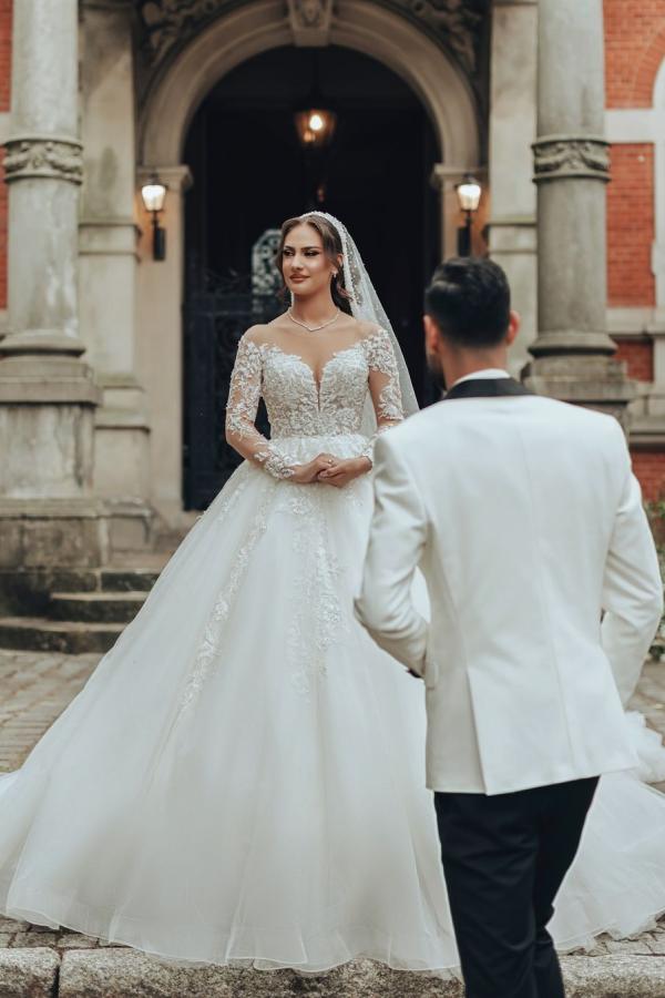 Gorgeous Long Sleeves Appliques Lace White Long Tulle A-line Wedding Dress