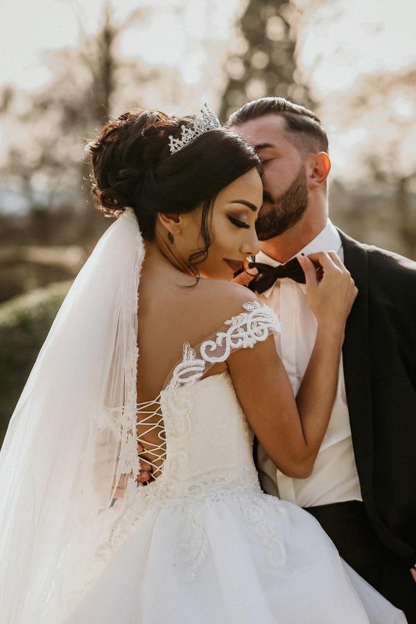 Elegant White Ball Gown Off the shoulder Tulle Long Wedding Dress with Appliques