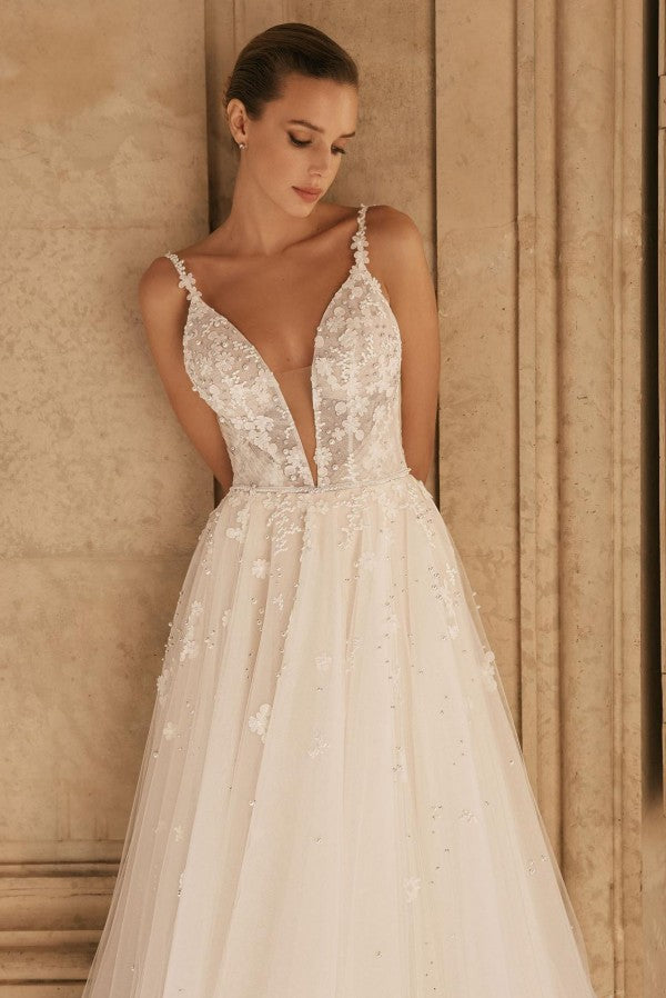 Sexy Long A-Line V-neck Tulle Lace Open Back Wedding Dresses