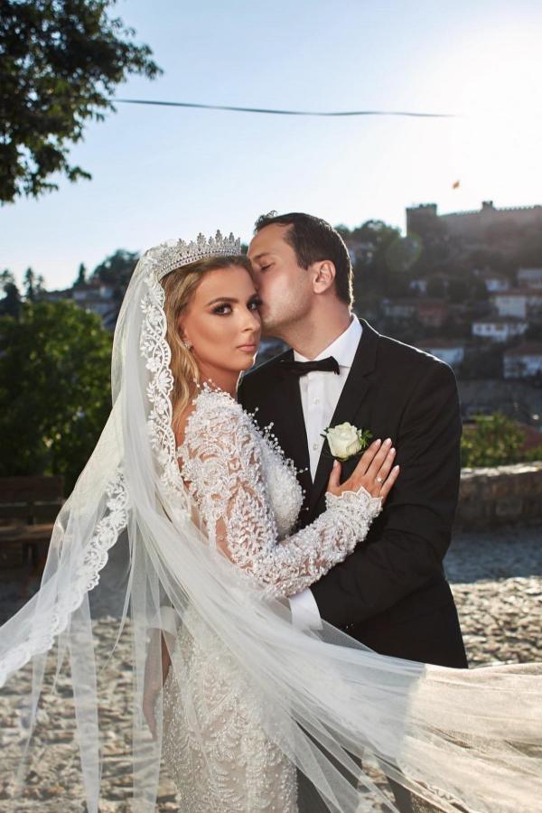 Gorgeous Long Mermaid V-neck Lace Wedding Dresses with Sleeves